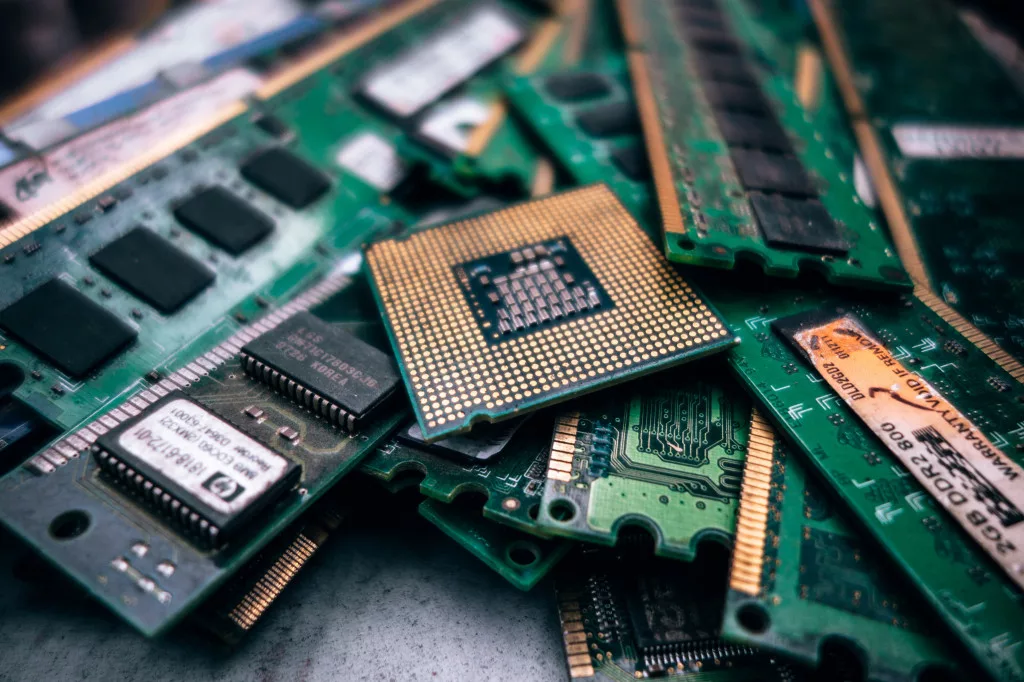 Das Bild zeigt eine alte CPU und RAM. Ein Laptop fürs Informatikstudium benötigt eine menge RAM.