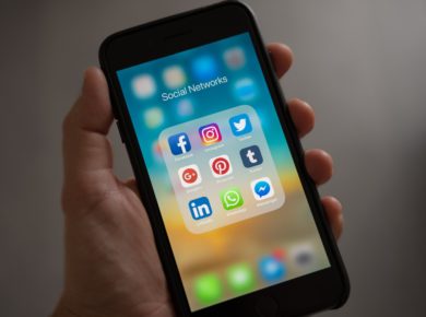 Das Foto zeigt ein Smartphone mit bekannten social media icons.